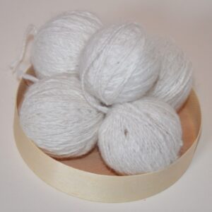 Laine angora blanche