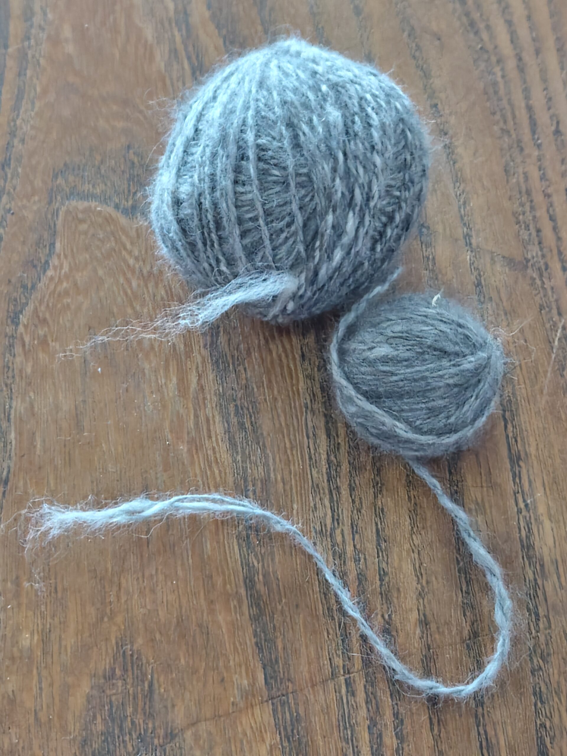 Laine angora gris foncé